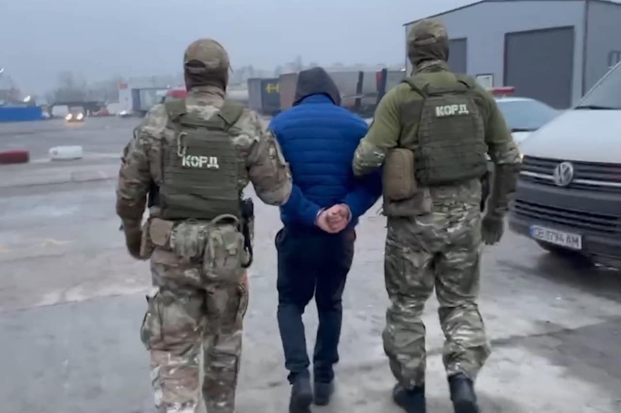 На спорткаре и с арсеналом оружия: на Киевщине поймали серийного угонщика авто На спорткаре и с арсеналом оружия: на Киевщине поймали серийного угонщика авто