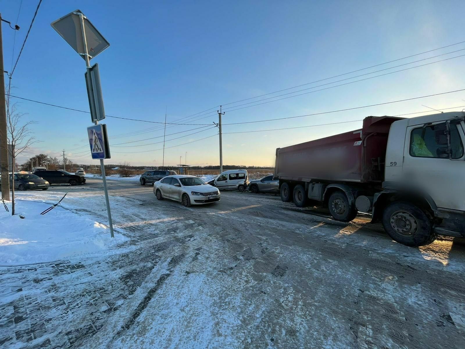 В Буче водитель легковушки вылетел на встречку и спровоцировал ДТП с 5 авто: видео