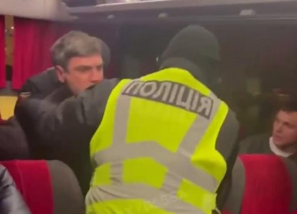 З автобусу Одеса – Київ силоміць вивели антивакцинаторів, які влаштували бунт - Одеса З автобусу Одеса – Київ силоміць вивели антивакцинаторів, які влаштували бунт - Одеса