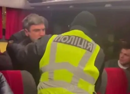 В автобусі Одеса - Київ антивакцинатори влаштували бунт, поліція вивела їх