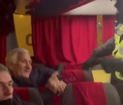 В автобусі Одеса - Київ антивакцинатори влаштували бунт, поліція вивела їх В автобусі Одеса - Київ антивакцинатори влаштували бунт, поліція вивела їх