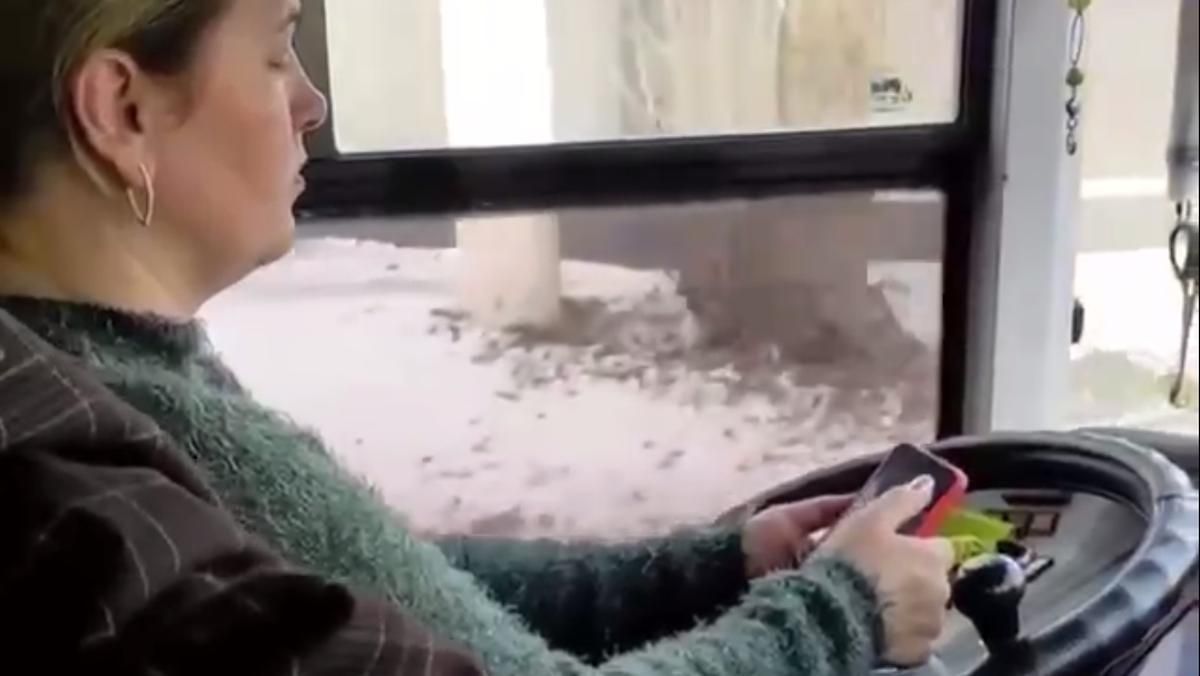 Водитель харьковского троллейбуса всю дорогу сидела в телефоне: возмутительное видео