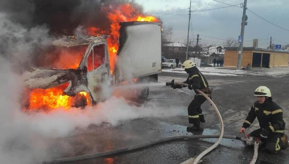На Столичному шосе у Києві вщент вигоріла вантажівка: моторошне відео - Київ