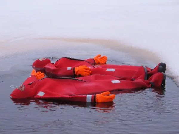 Люди лежат в ледяной воде Люди лежат в ледяной воде