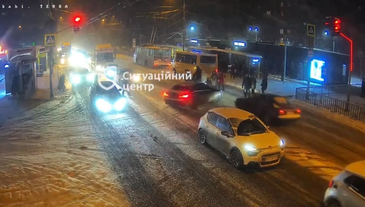 Ехал на красный: в Днепре водитель Subaru протаранил BMW и сбил толпу пешеходов – жуткое видео