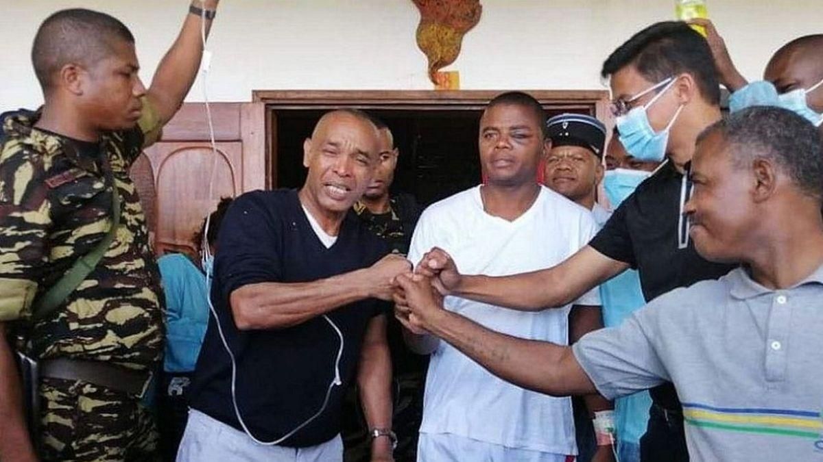 Вертолет с министром Мадагаскара разбился в море: тот плыл 12 часов и выжил Вертолет с министром Мадагаскара разбился в море: тот плыл 12 часов и выжил