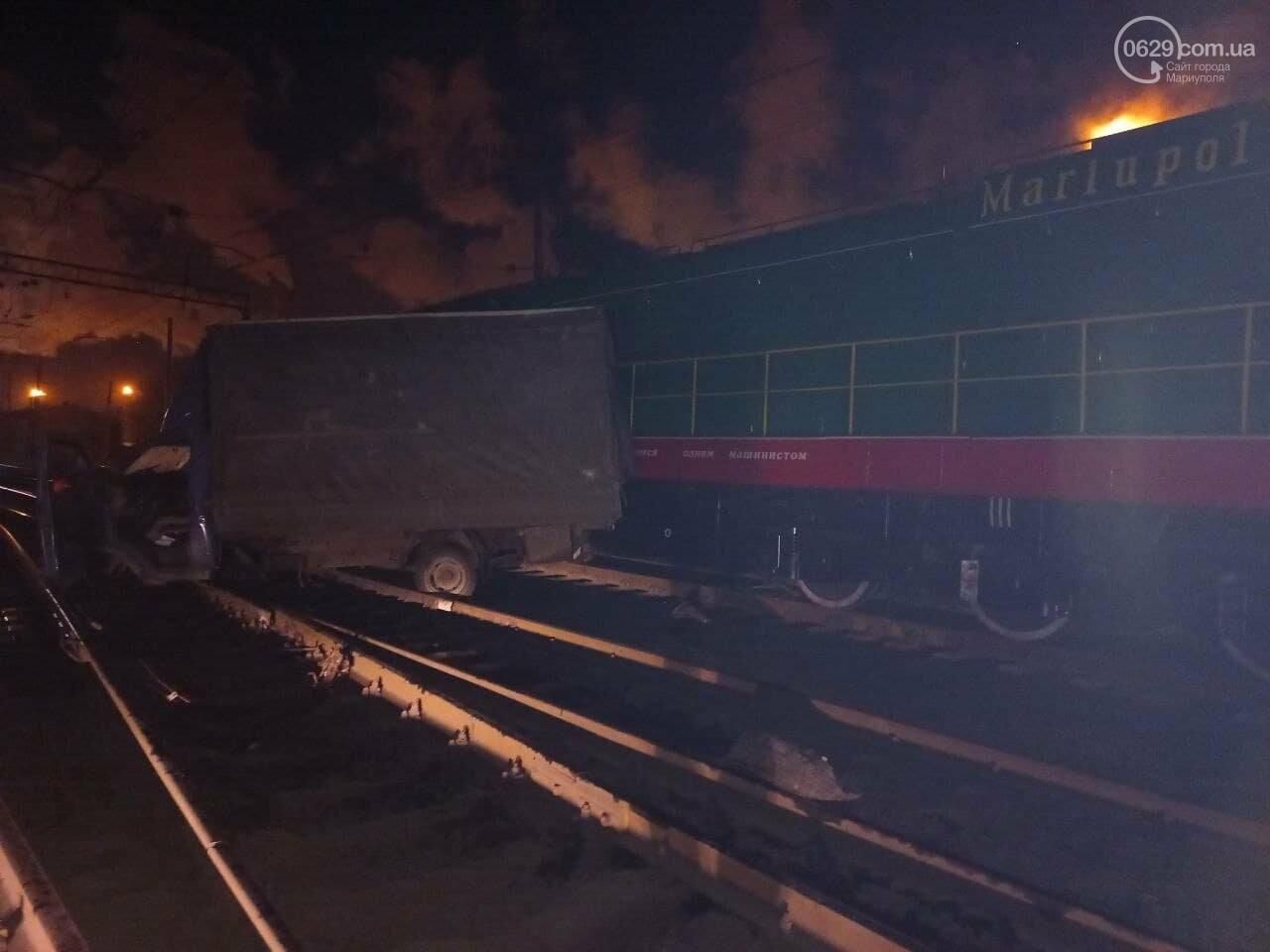 Под Мариуполем автомобиль врезался в тепловоз: СМИ показали жуткие фото Под Мариуполем автомобиль врезался в тепловоз: СМИ показали жуткие фото