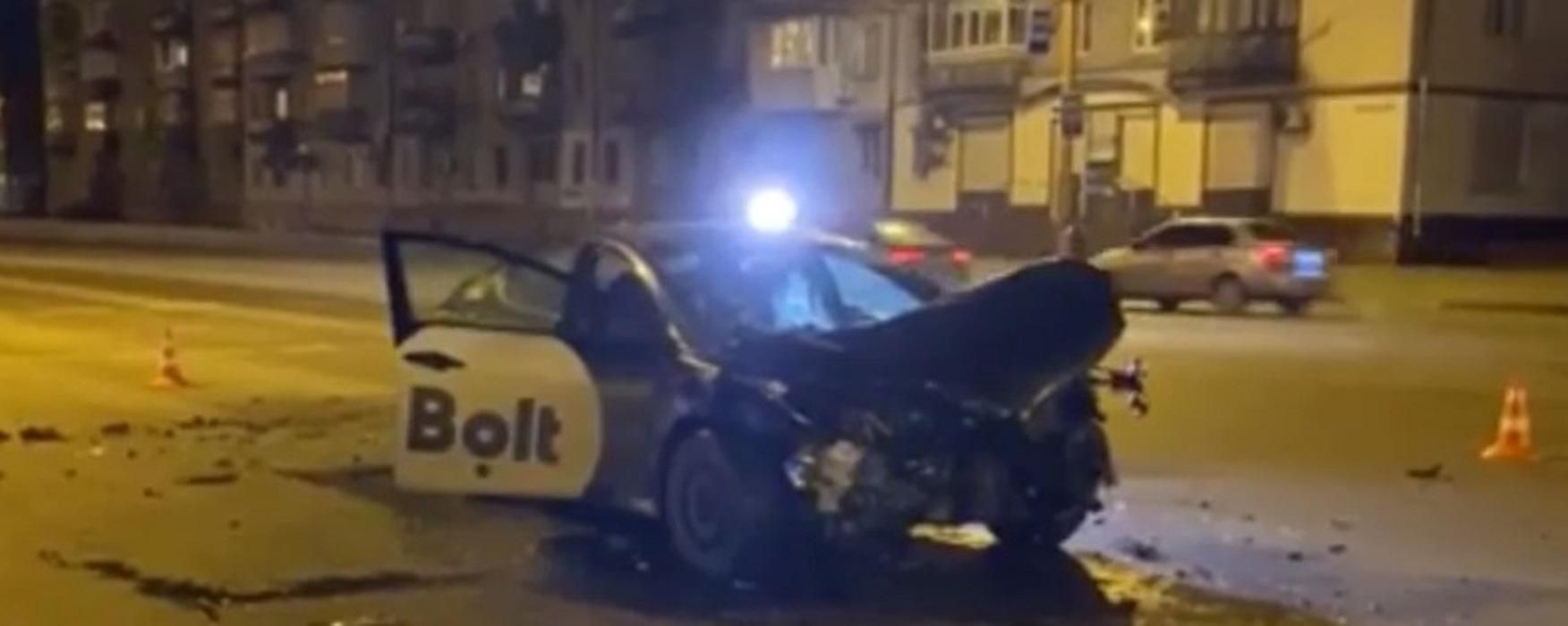 В Днепре произошло страшное ДТП с такси: пострадала девушка В Днепре произошло страшное ДТП с такси: пострадала девушка