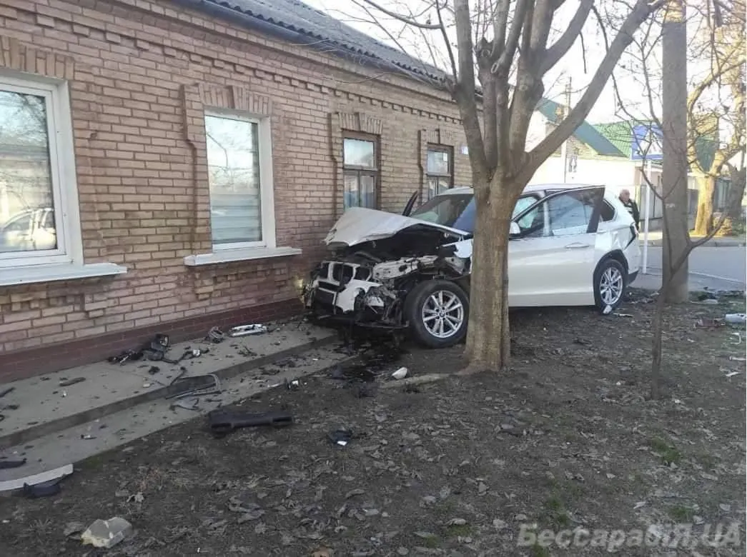 ДТП в Ізмаїлі, BMW врізалася в будинок після зіткнення з авто поліції