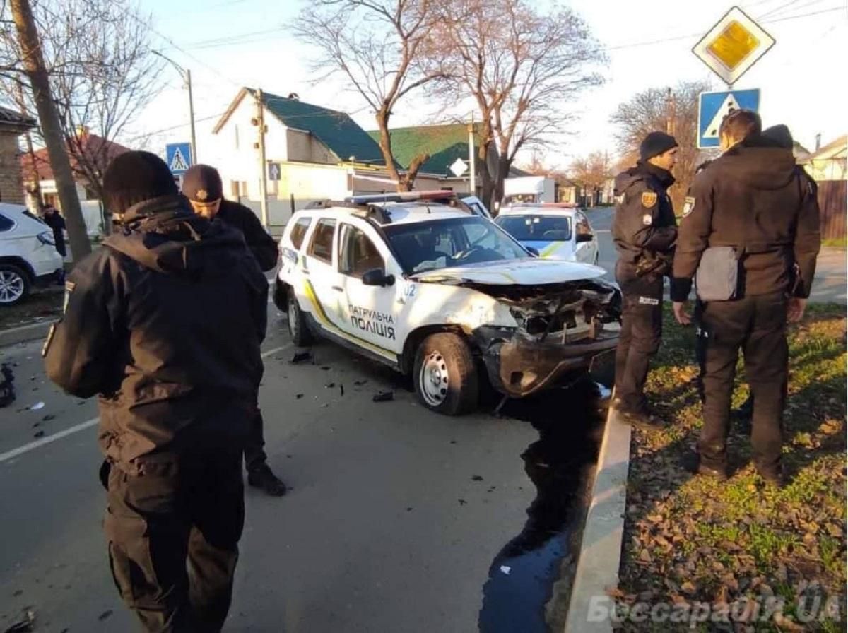 В Одесской области внедорожник снес с дороги авто патрульных и врезался в дом:  кадры аварии