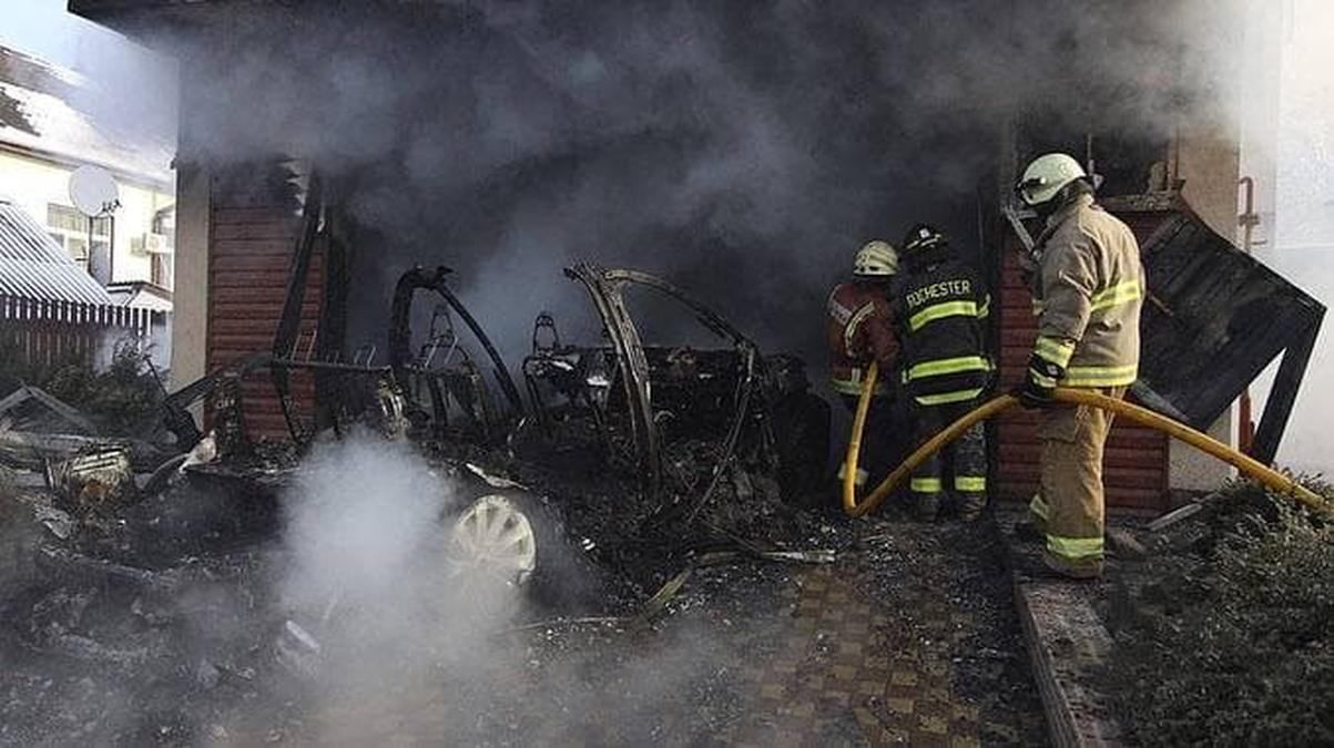 В центре Днепра полностью сгорели частный дом и Tesla В центре Днепра полностью сгорели частный дом и Tesla