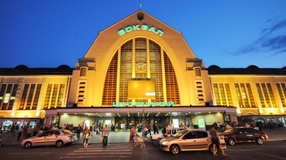 На залізничному вокзалі Києва замість ялинки встановили нічого за 5 мільйонів гривень - Київ На залізничному вокзалі Києва замість ялинки встановили нічого за 5 мільйонів гривень - Київ