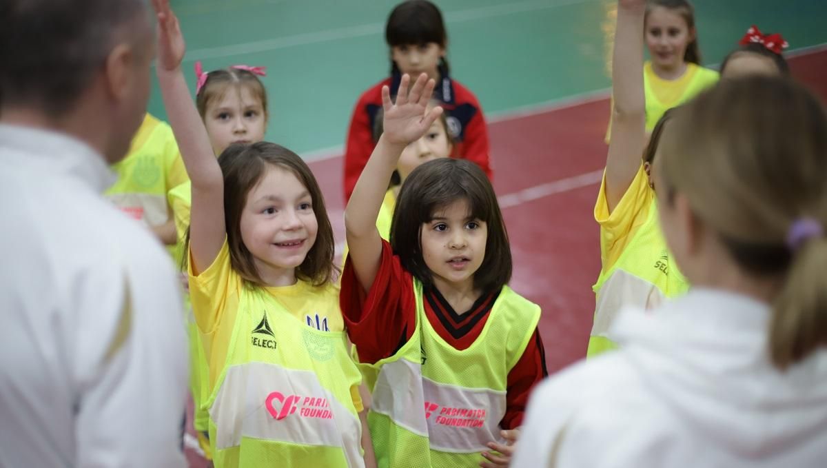 Вызов стереотипам: в Славутиче стартовали тренировки по футзалу для девушек Вызов стереотипам: в Славутиче стартовали тренировки по футзалу для девушек