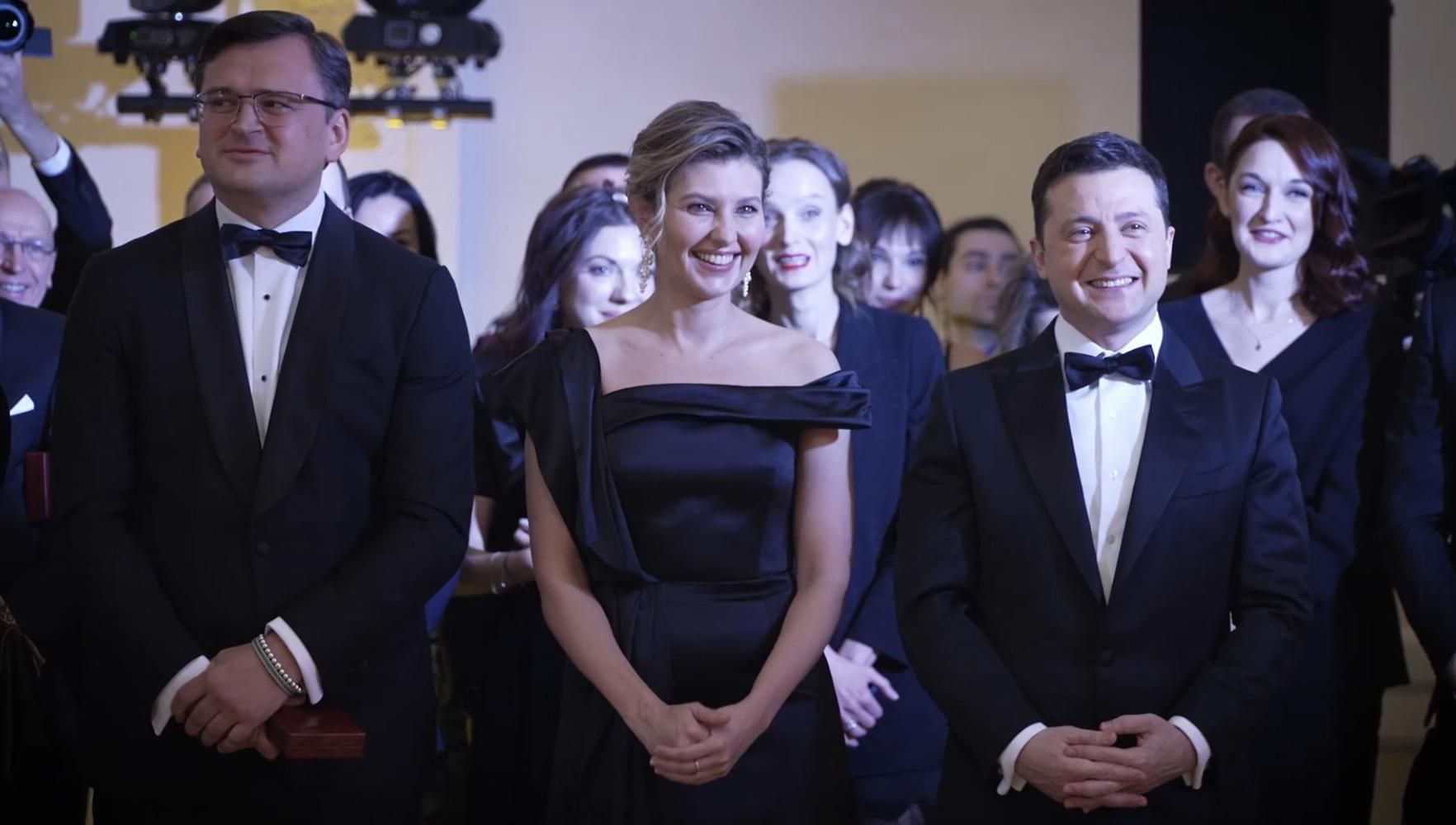 Ляп от Офиса Президента: Зеленский в видео из Гуты "выступил сам перед собой" Ляп от Офиса Президента: Зеленский в видео из Гуты "выступил сам перед собой"