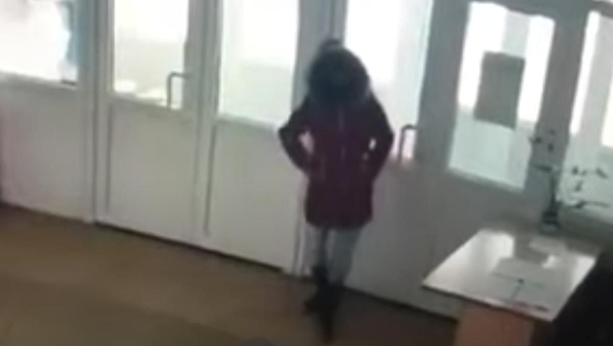 Мужчину, который развращал девочку в туалете школы во Львове, киевский суд отпустил