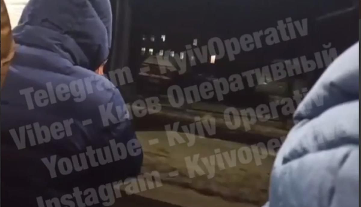 Потому что не работали: водитель киевской маршрутки возил пассажиров с открытыми дверями - Новости Киева сегодня - Киев
