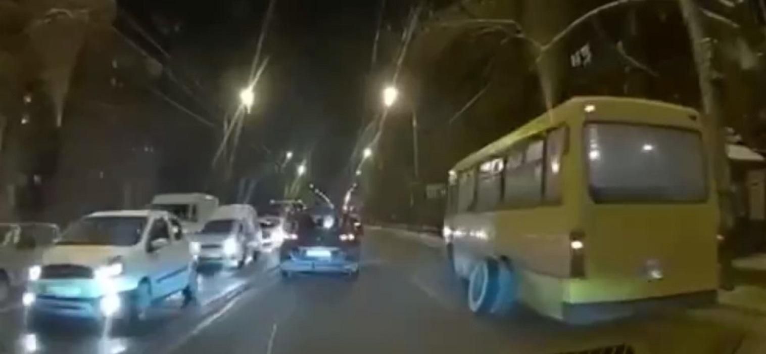 Відпало на ходу: на Нивках помітили чергову маршрутку без колеса - Новини Києва - Київ Відпало на ходу: на Нивках помітили чергову маршрутку без колеса - Новини Києва - Київ