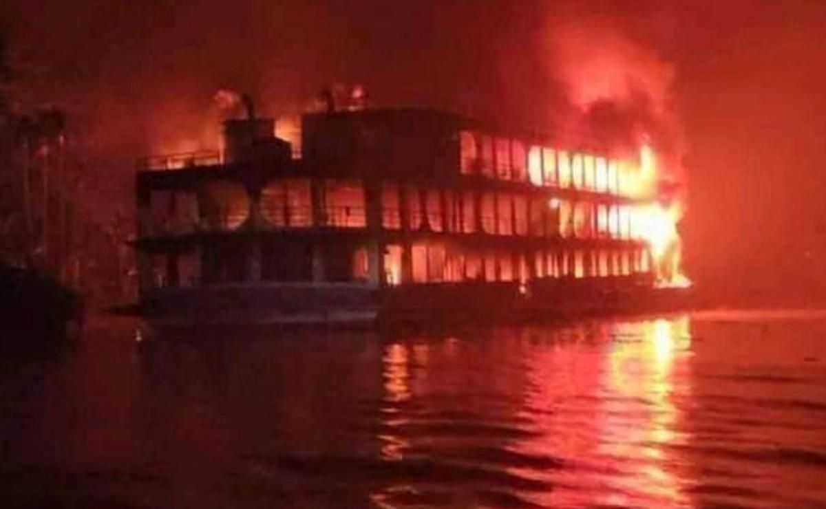 Трагедія на поромі в Бангладеш: з'явились фото й відео з місця пожежі - 24 Канал
