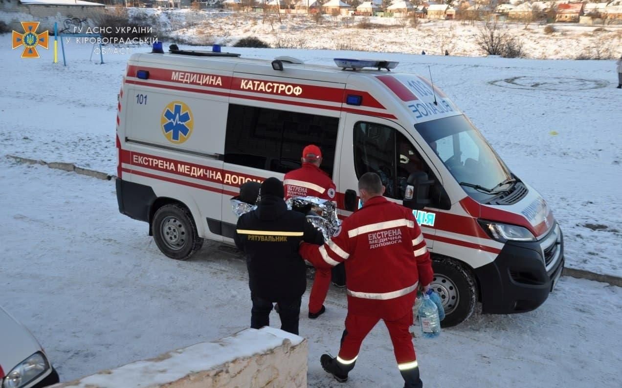 Герои среди нас: в Кропивницком врач спас девочку, которая провалилась под лед
