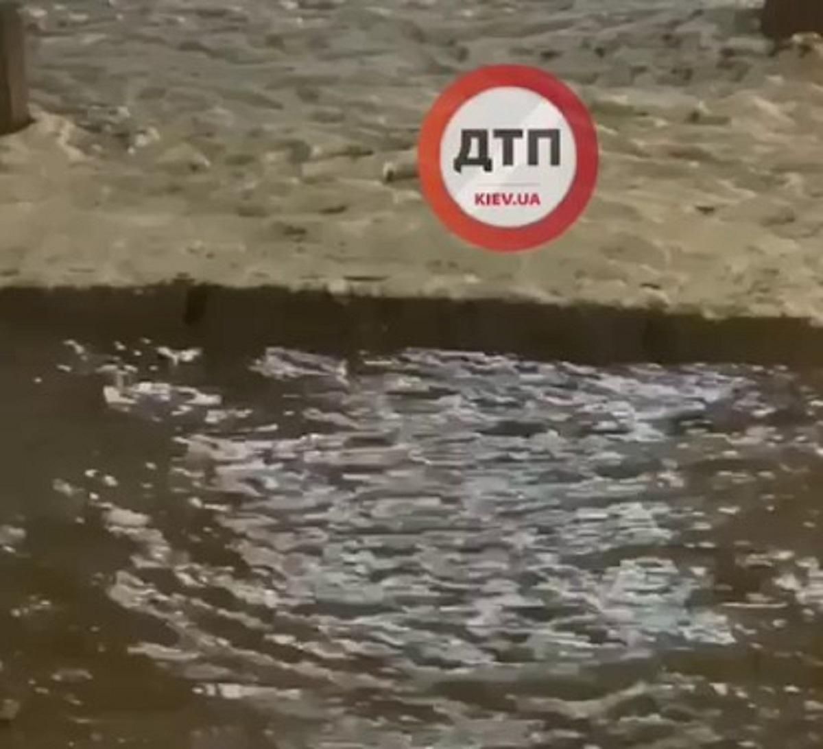 Киянам приготуватися до "ковзанки": у Голосіїві вулиця перетворилась на річку через прорив труби - Новини Києва - Київ Киянам приготуватися до "ковзанки": у Голосіїві вулиця перетворилась на річку через прорив труби - Новини Києва - Київ
