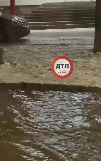 Прорив труби у Голосіїві, вулиця перетворилася на річку Прорив труби у Голосіїві, вулиця перетворилася на річку