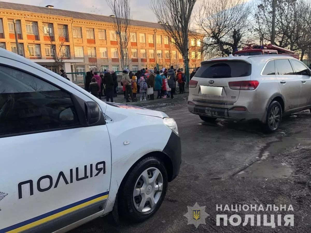Месть за безответную любовь: в Бердянске школьник "минировал" школы вместе с хакером из России
