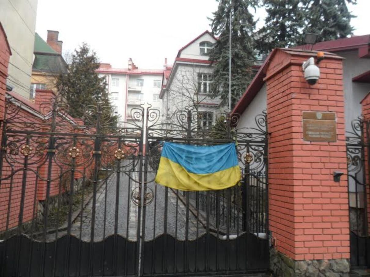 В генконсульство России во Львове бросили "коктейль Молотова" В генконсульство России во Львове бросили "коктейль Молотова"