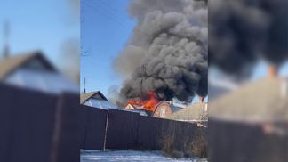 У Харкові пожежа швейного цеху поширилась на сусідні будівлі: моторошні відео