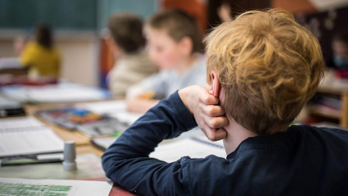 Буллинг в школе: в Херсонской области ученик плевал в детей и игнорировал учителей Буллинг в школе: в Херсонской области ученик плевал в детей и игнорировал учителей