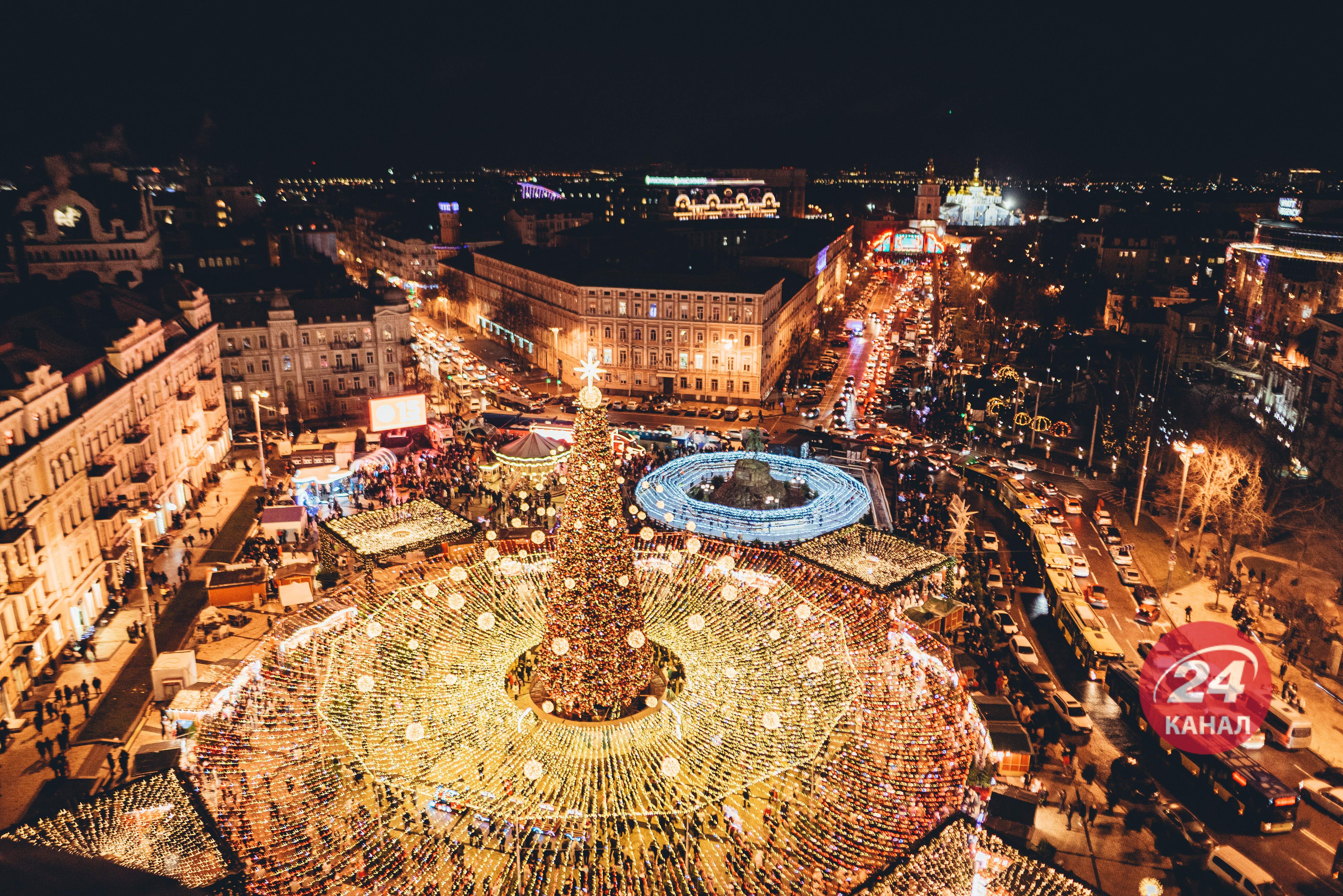 Главные елки городов Украины к Новому году 2022: яркие фото