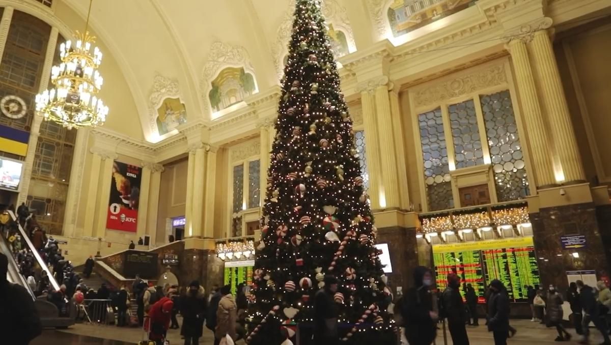После открытия уголовного дела: на железнодорожном вокзале Киева на скорую руку установили елку После открытия уголовного дела: на железнодорожном вокзале Киева на скорую руку установили елку