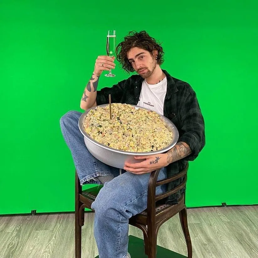 Володимир Дантес з тазиком олів'є Володимир Дантес з тазиком олів'є