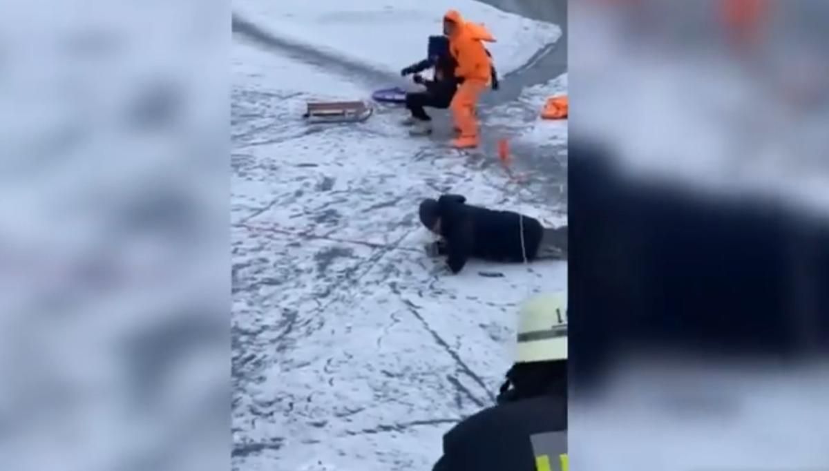 На Тельбине в Киеве девушка провалилась под лед во время катания на коньках: видео спасения На Тельбине в Киеве девушка провалилась под лед во время катания на коньках: видео спасения