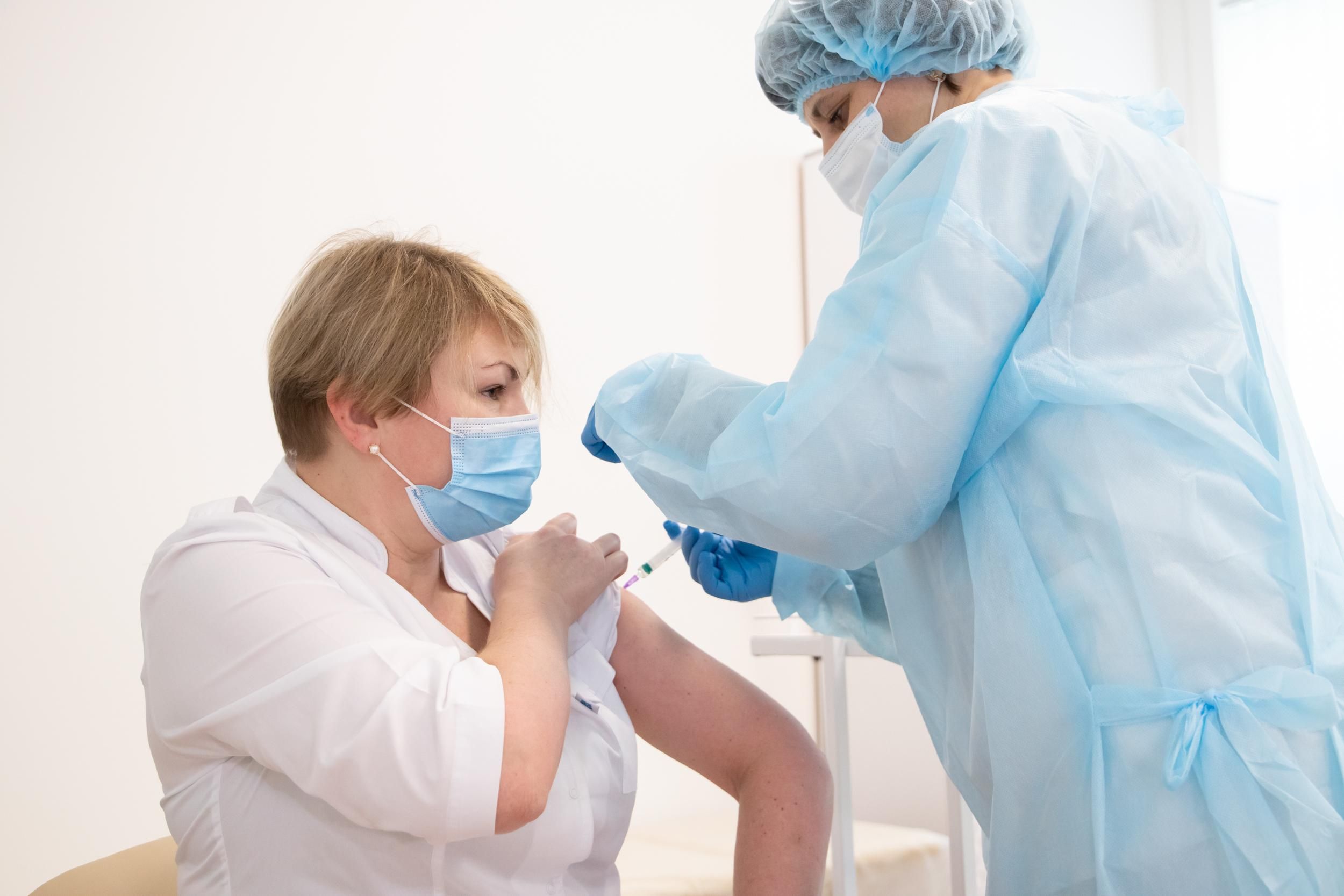 Сколько украинцев уже вакцинировано и какими препаратами
