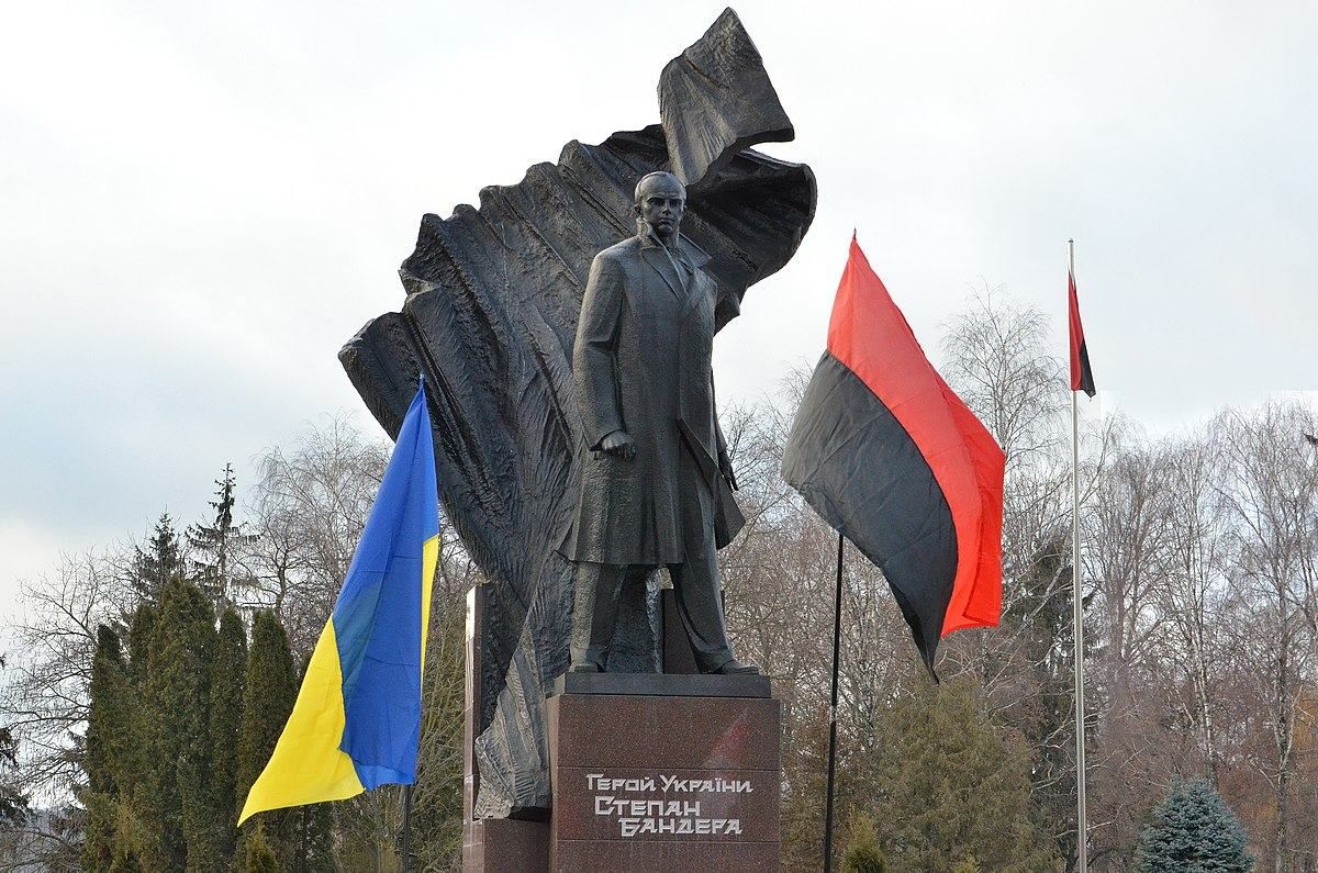 После двух осквернений: в Тернополе памятник Бандере взяли под круглосуточную охрану