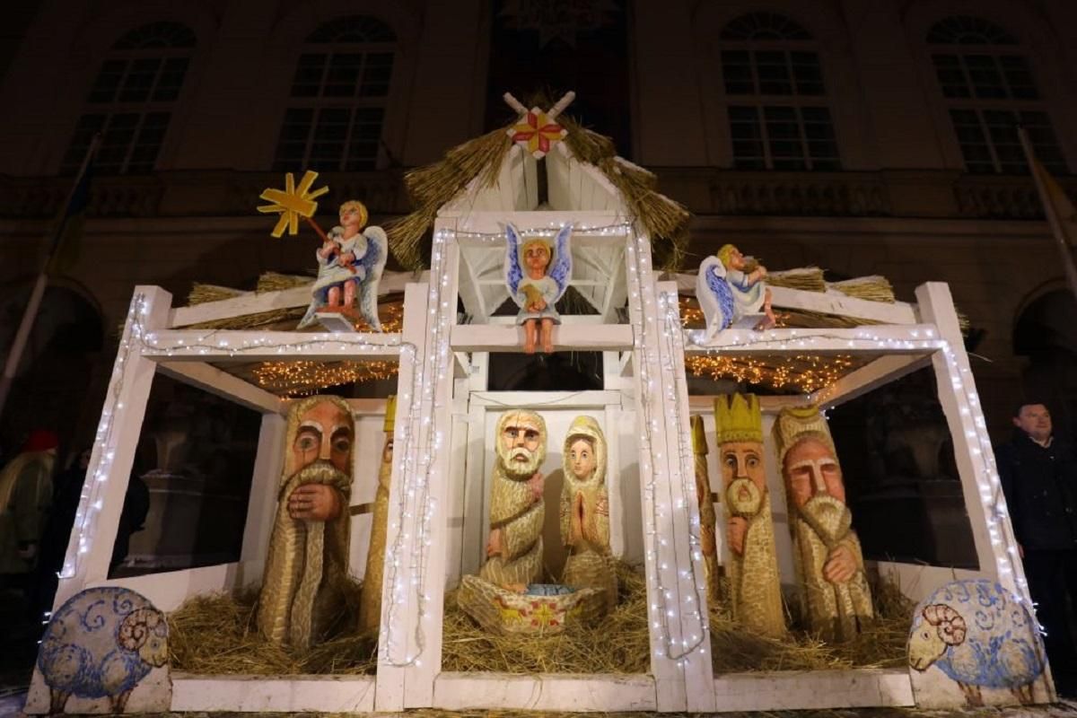 Біля львівської ратуші відкрили відремонтовану шопку: атмосферні фото - Новини Львів - Львів Біля львівської ратуші відкрили відремонтовану шопку: атмосферні фото - Новини Львів - Львів