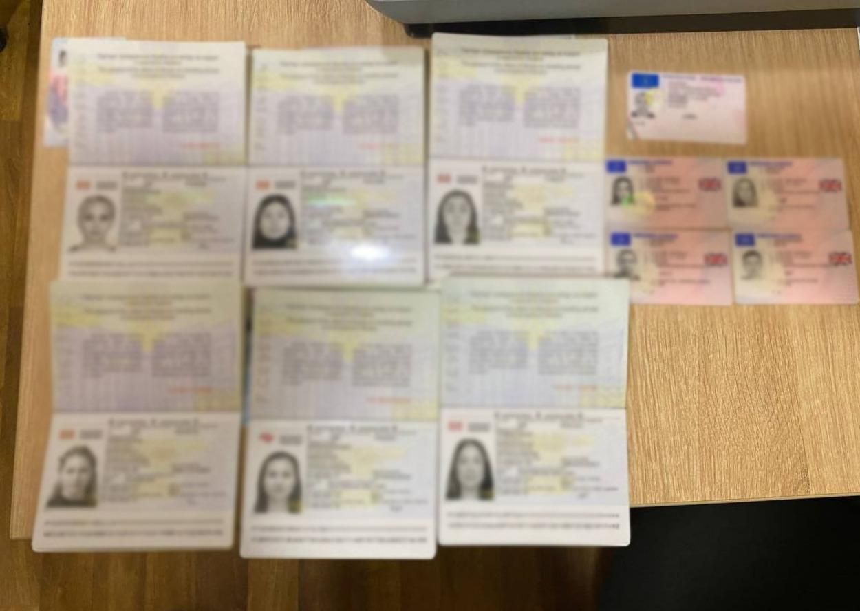 Чоловік віз у Росію більше 20 підроблених паспортів України та Євросоюзу - Новини росії - 24 Канал