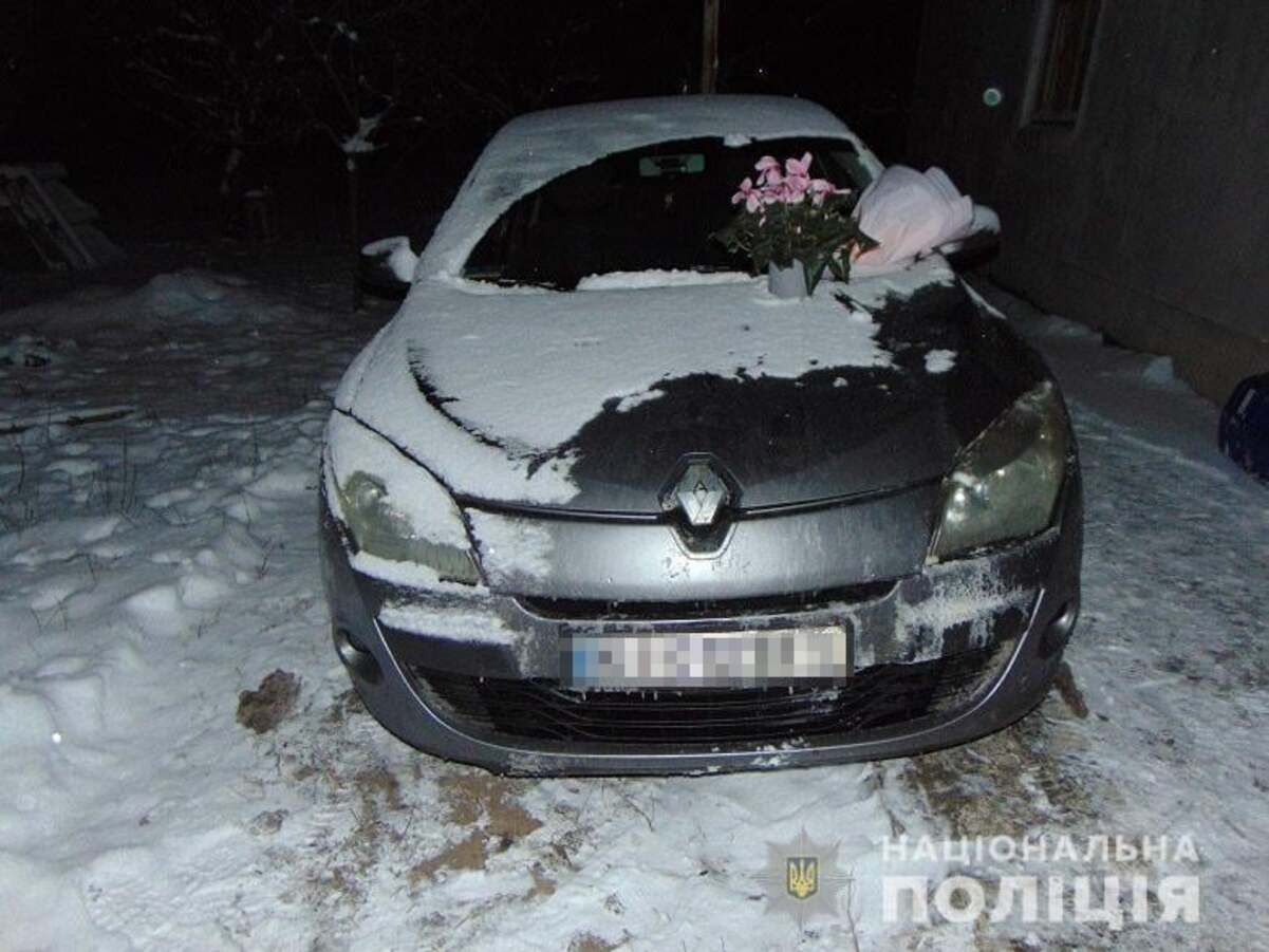 Киянин підпалив авто коханця своєї колишньої дружини та залишив їм квіти - Новини Київ - Київ