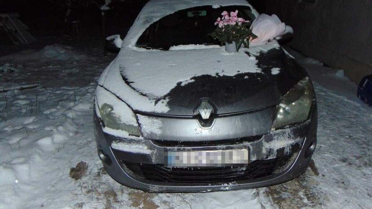 Киевлянин поджег авто любовника своей бывшей жены и оставил им цветы