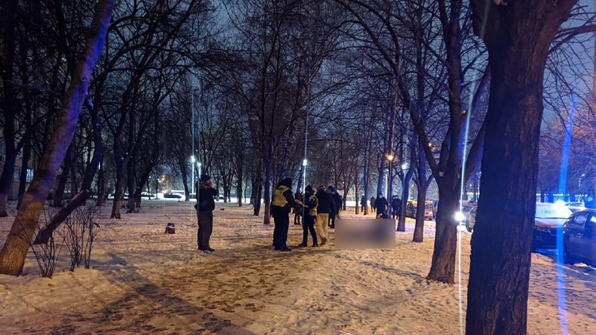 В Киеве на Борщаговке посреди улицы зарезали мужчину