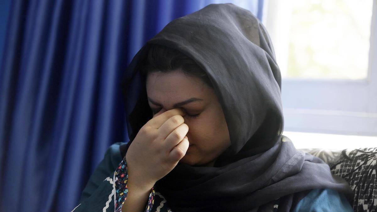 Талибы запретили врачам помогать любой женщине, если рядом нет ее мужа - 24 Канал