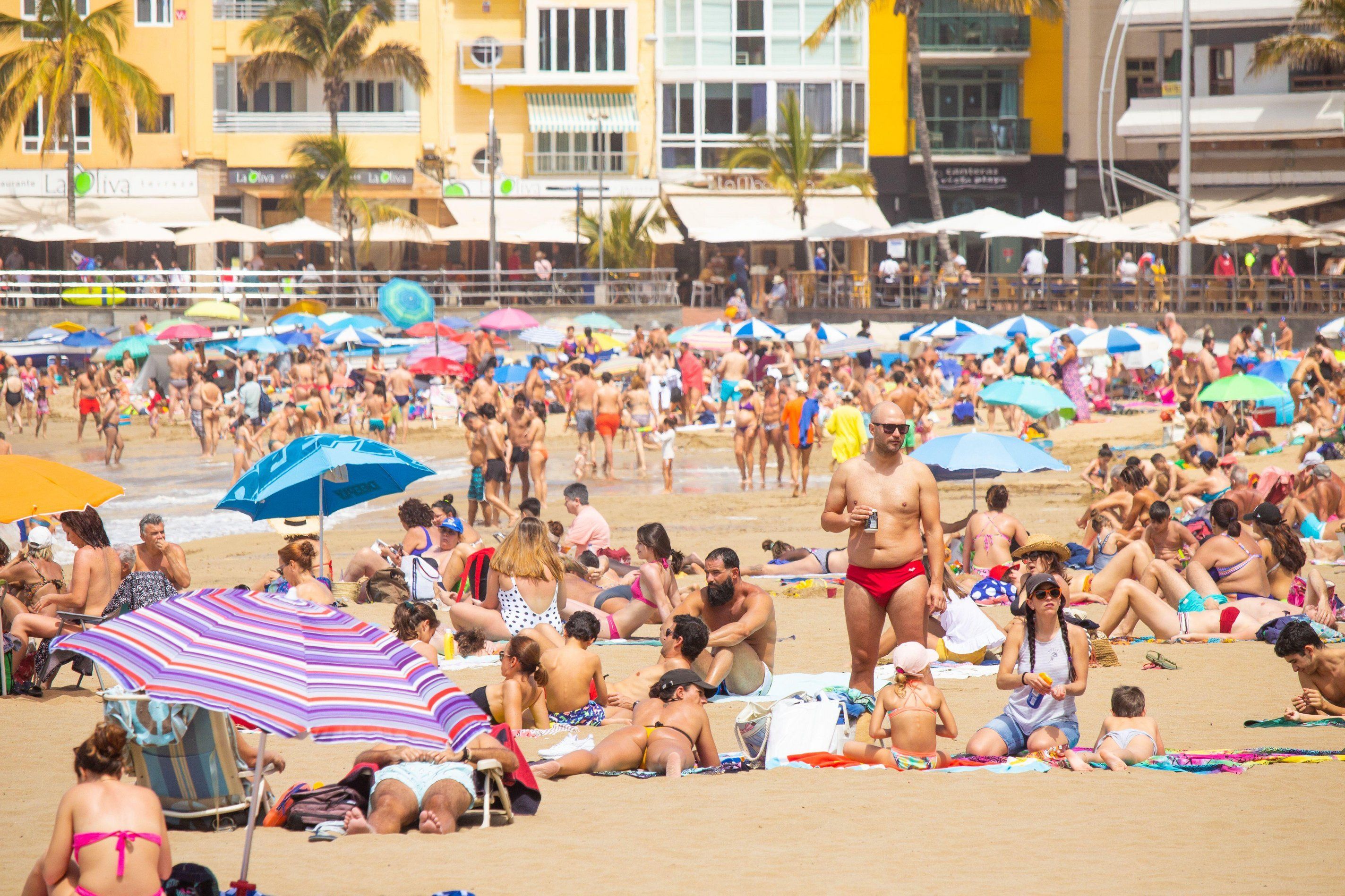 Закурил – плати 2 000 евро: в Испании ввели новые правила на пляжах Закурил – плати 2 000 евро: в Испании ввели новые правила на пляжах