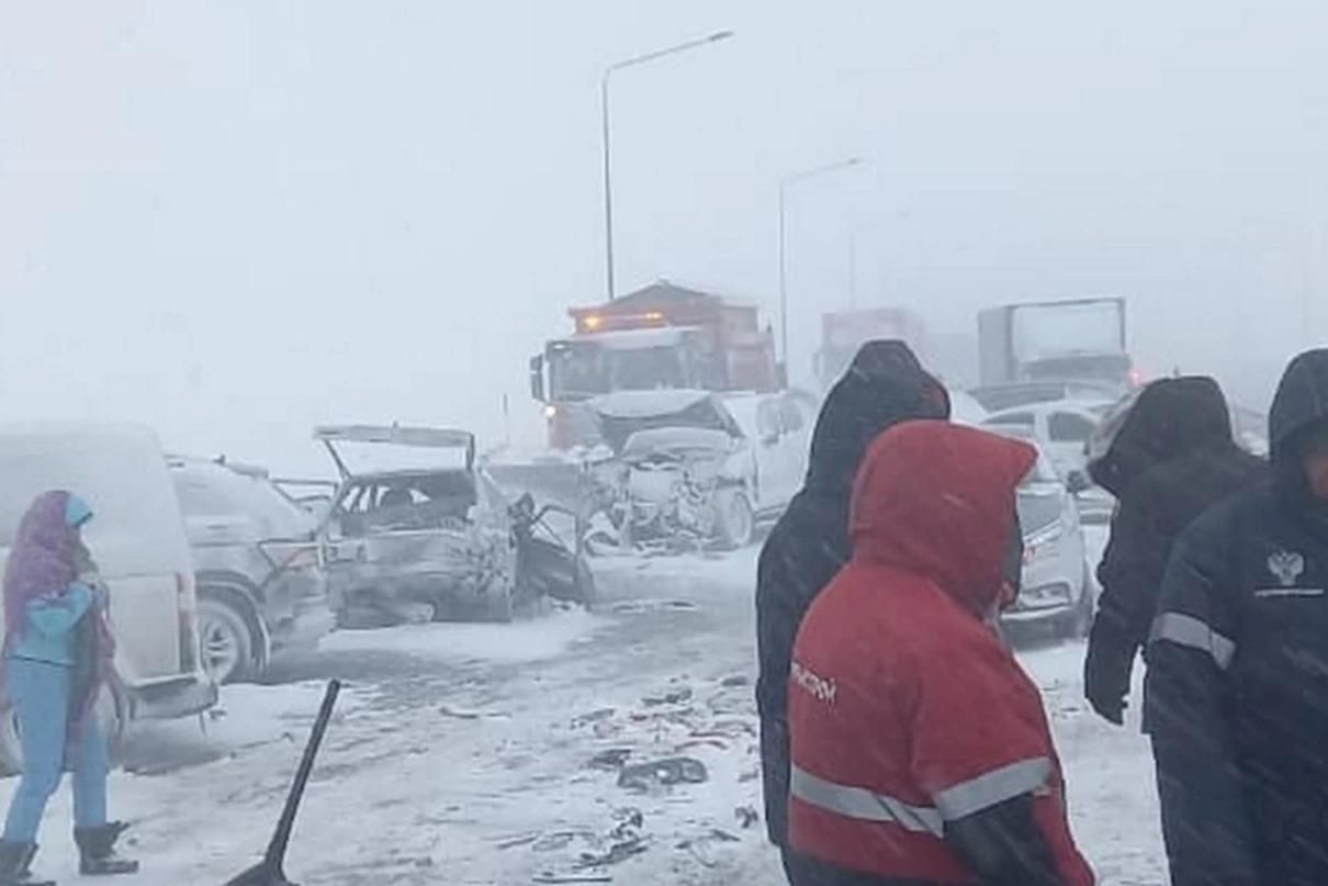 В России на трассе столкнулись более 30 авто: эпическое видео В России на трассе столкнулись более 30 авто: эпическое видео