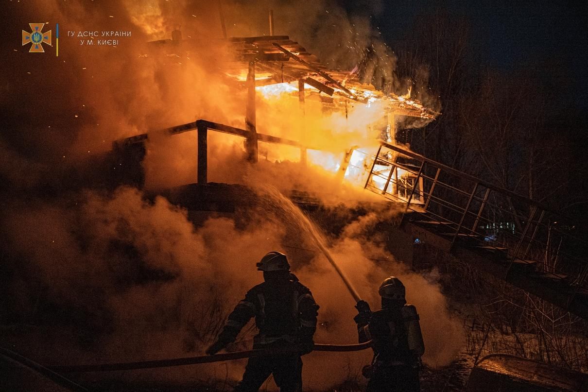 У Києві на причалі спалахнув дебаркадер: видовищне відео з місця події - Новини Київ - Київ