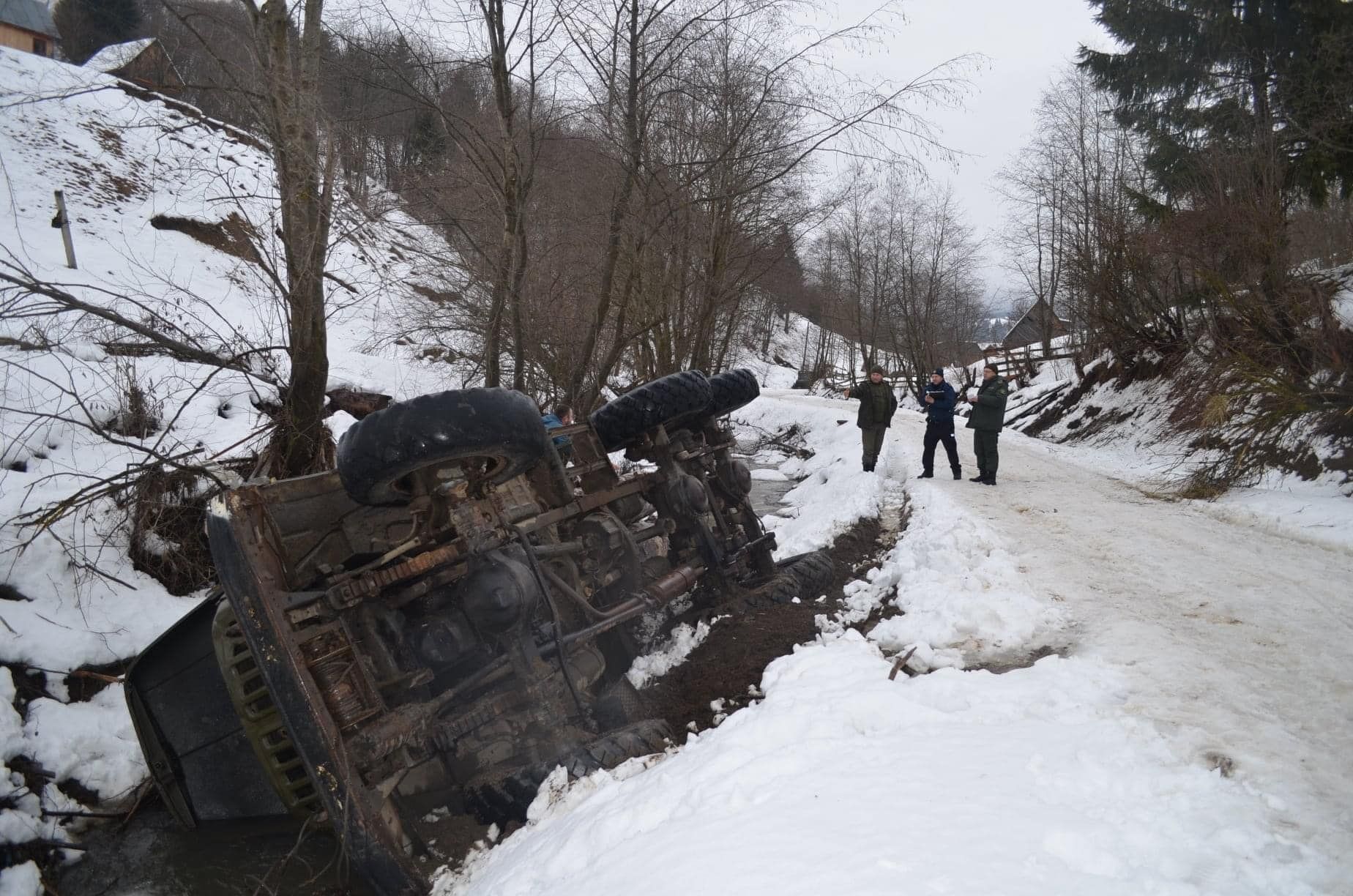 Утікали від лісників і перекинули вантажівку: на Закарпатті крадії лісу потрапили у халепу - Україна новини - 24 Канал