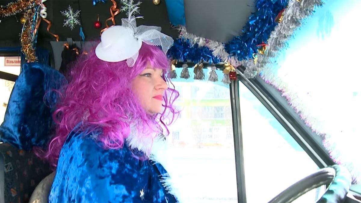 У Дніпрі з'явилася маршрутка з гірляндами та Снігуронькою за кермом - Новини Дніпра - 24 Канал У Дніпрі з'явилася маршрутка з гірляндами та Снігуронькою за кермом - Новини Дніпра - 24 Канал