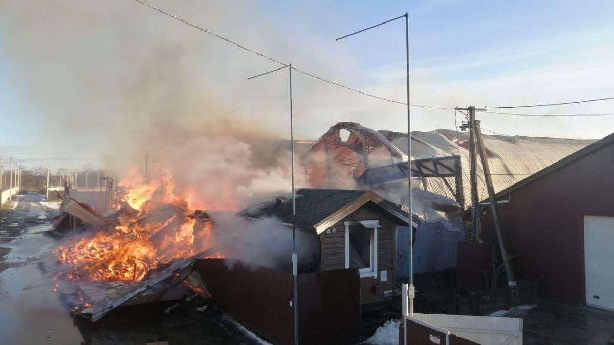 Під Києвом спалахнула пилорама: горить понад тисячя квадратних метрів - Україна новини - 24 Канал Під Києвом спалахнула пилорама: горить понад тисячя квадратних метрів - Україна новини - 24 Канал