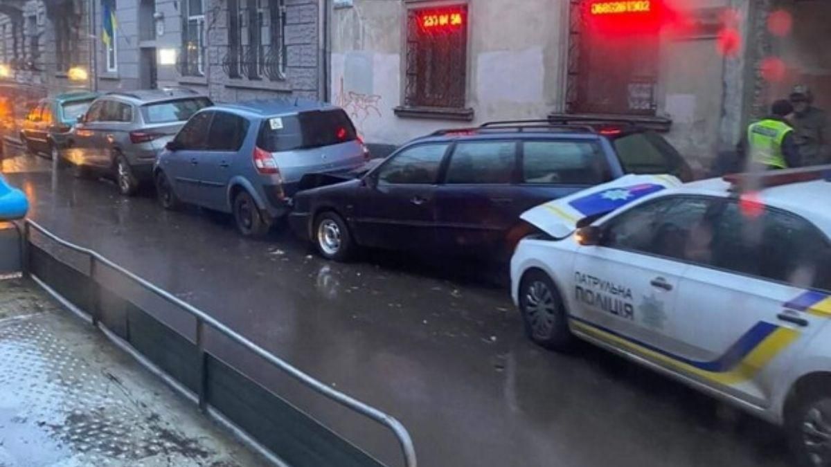 Разбил 4 припаркованных авто: суд оштрафовал львовского полицейского