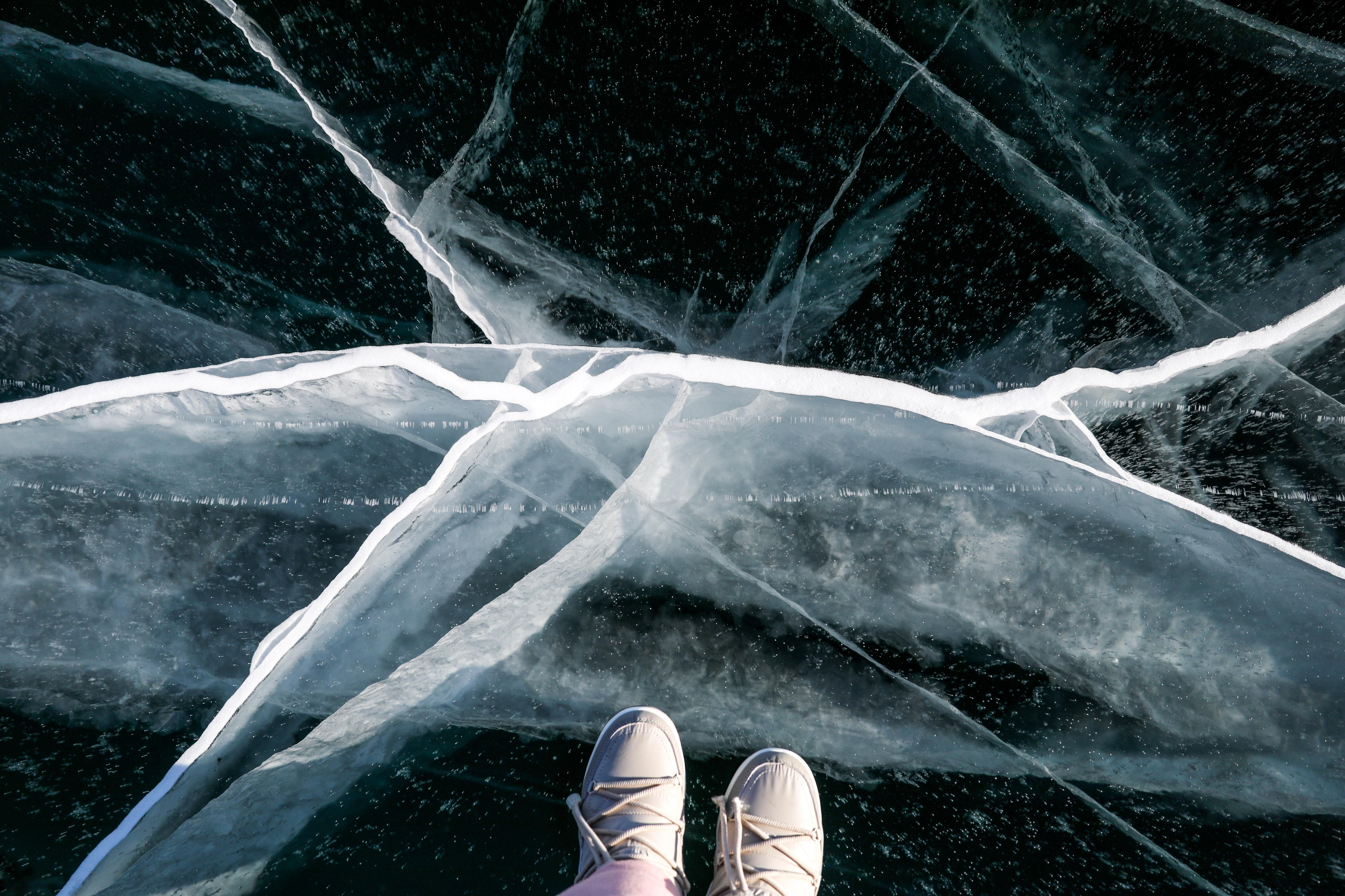 Смертельная ловушка: спасатели показали, как спастись из-подо льда Смертельная ловушка: спасатели показали, как спастись из-подо льда