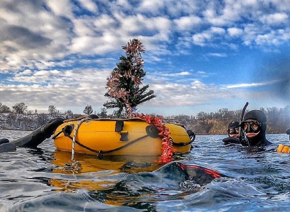 Ялинка на дні кар'єру: дайвери встановили символ Нового року під водою - Новини Дніпро - 24 Канал